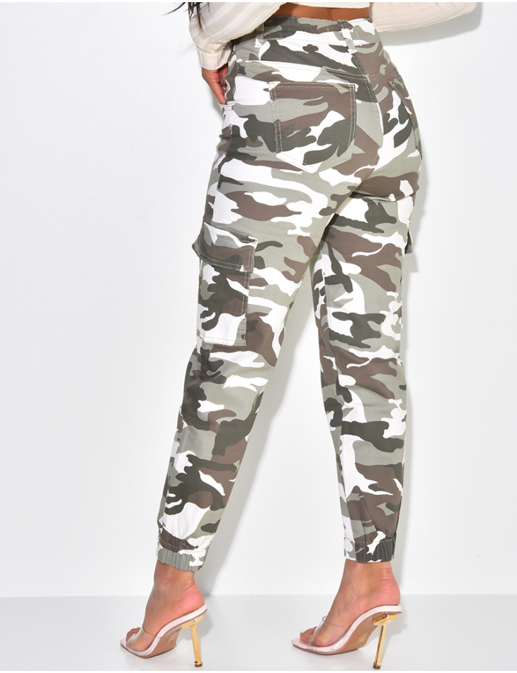 Jeans cargo camouflage resserré aux chevilles