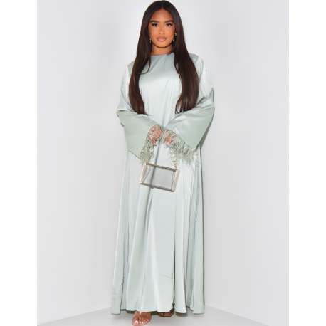   Abaya aus Satin mit kleinen Federn an den Ärmeln.