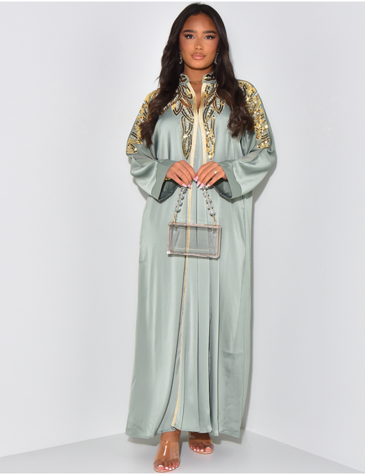 Abaya aus Satin mit Vergoldung & Perlen.