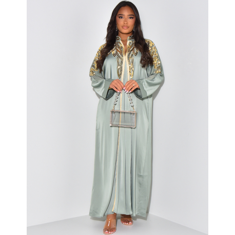 Abaya aus Satin mit Vergoldung & Perlen.