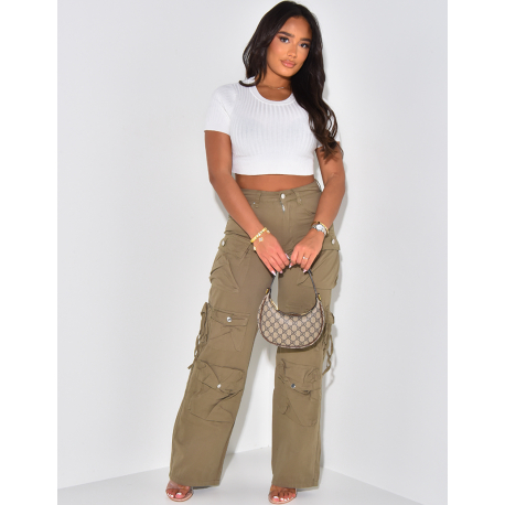 Straight-leg pants with cargo pockets