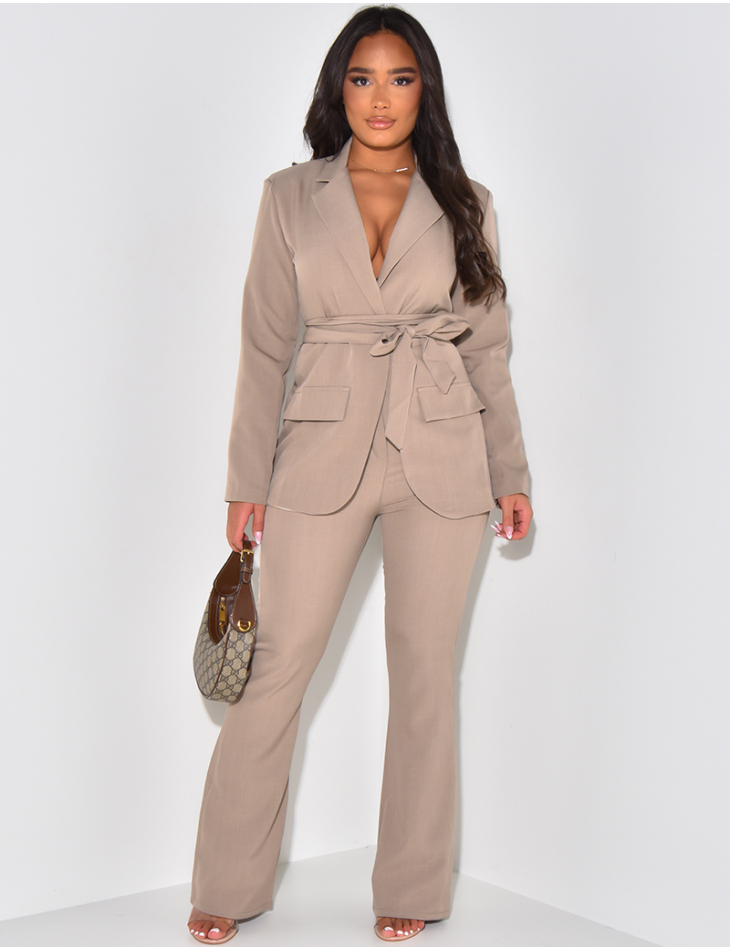 Suit with wide belt and linen-effect trousers