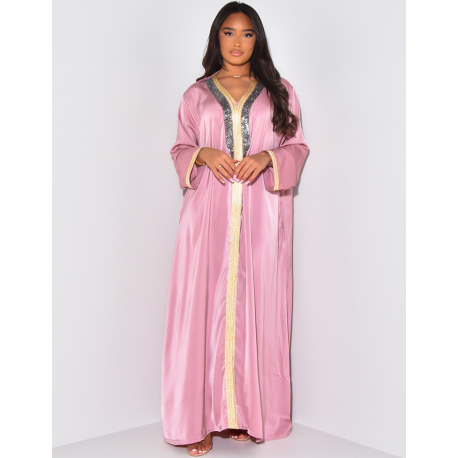 Lockere Abaya mit Gold und Strasssteinen