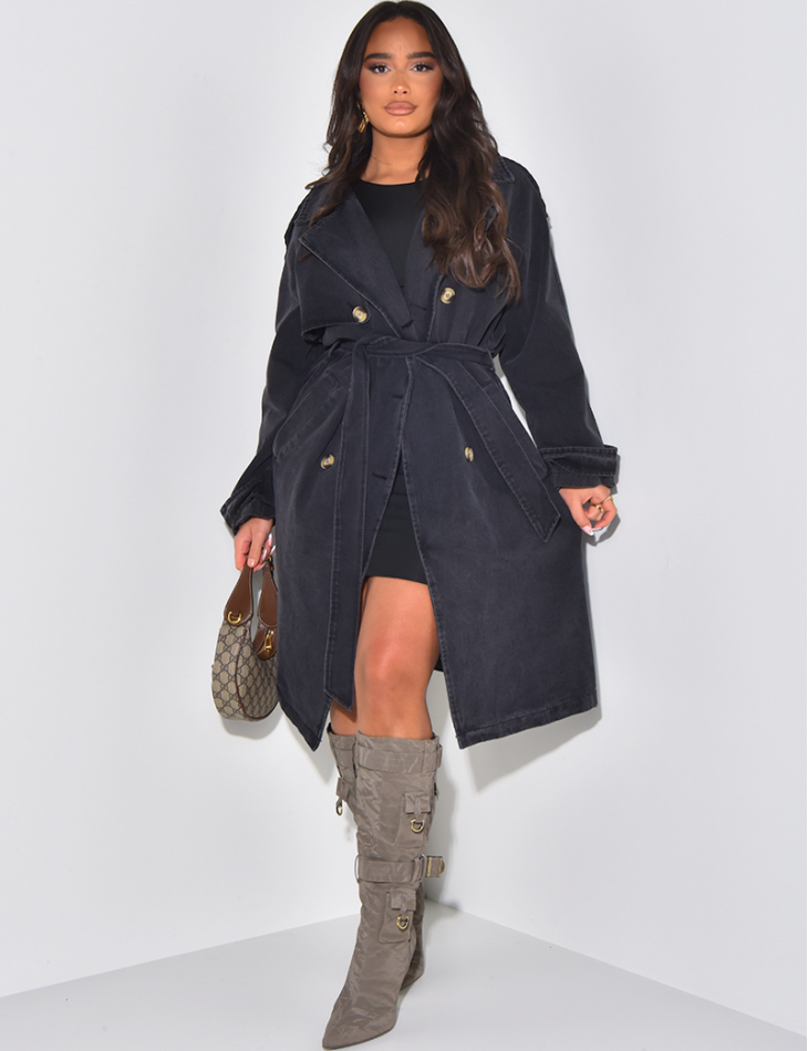 Oversize-Trenchcoat aus verwaschenem Jeansstoff mit Taillengürtel.