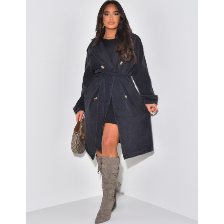 Oversize-Trenchcoat aus verwaschenem Jeansstoff mit Taillengürtel.