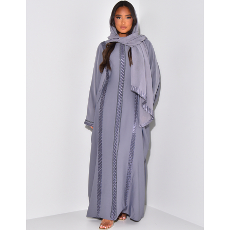 Abaya made in Dubai mit Strasssteinen an der Taille & passendem Kopftuch.