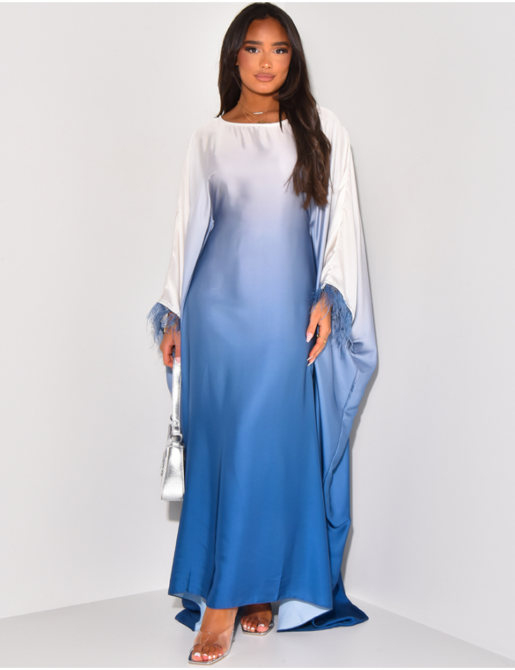 Taillierte Abaya mit Tie and Dye-Druck und Federn an den Manschetten.