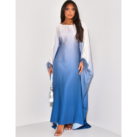 Taillierte Abaya mit Tie and Dye-Druck und Federn an den Manschetten.