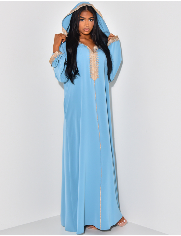 Robe abaya longue en voile fluide à broderie avec capuche