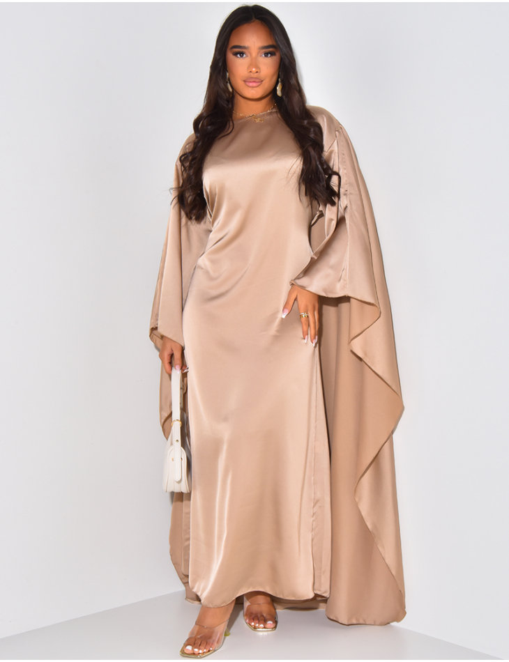 Robe longue cintrée à la taille en satin à cape