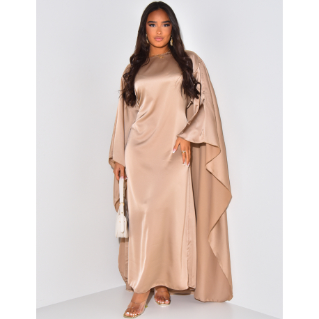 Robe longue cintrée à la taille en satin à cape