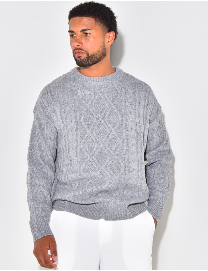 Grauer Pullover mit Zopfmuster