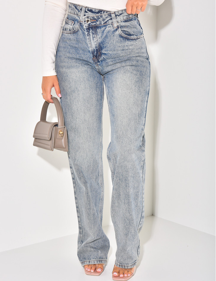 Straight-leg jeans with crossed buttonhole