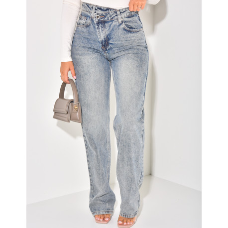 Straight-leg jeans with crossed buttonhole