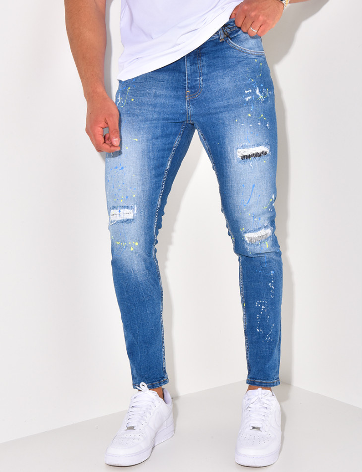 Jeans à tâches de peinture et chaînes