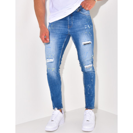 Jeans à tâches de peinture et chaînes