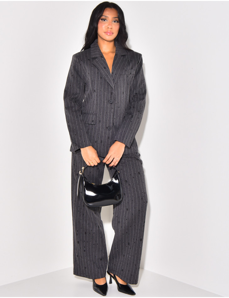 Set aus Oversize-Blazer und gerader Hose mit Streifen und Pailletten.