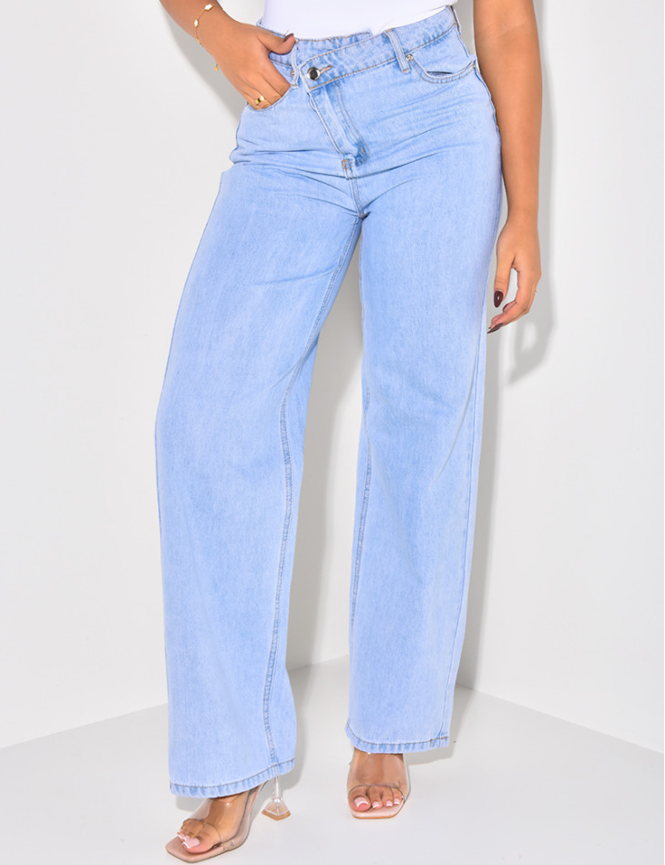 Straight-leg jeans with crossed buttonhole