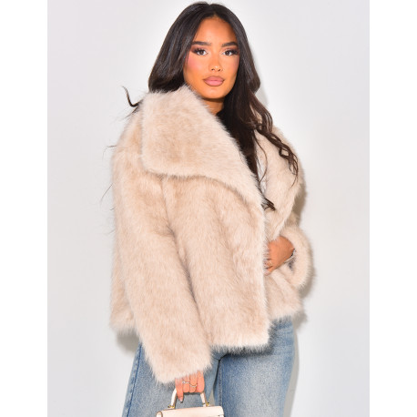 Short jacket in faux fur