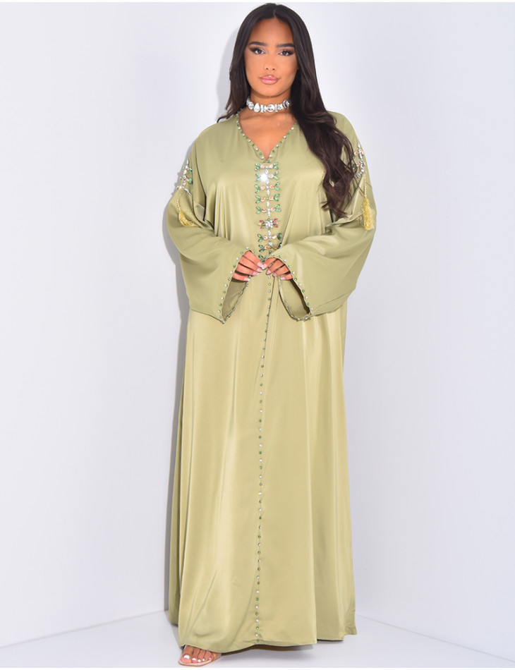 Abaya premium en satin à pompons et cristaux cousus à la main