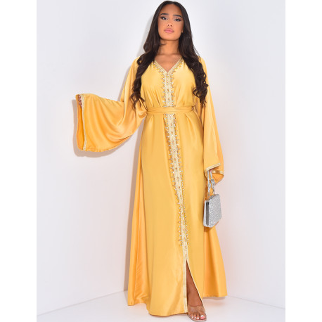 Premium Abaya aus Satin mit handgenähten Kristallen und goldener Einfassung.