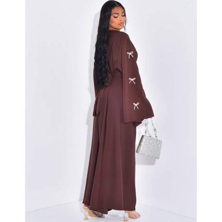 Flowing abaya with shiny bows on the sleeves