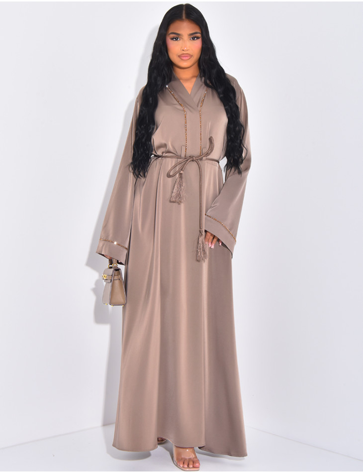 Abaya en satin à perles brodées et ceinture à la taille