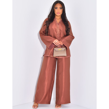 Ensemble pantalon et tunique brodée en satin brillant