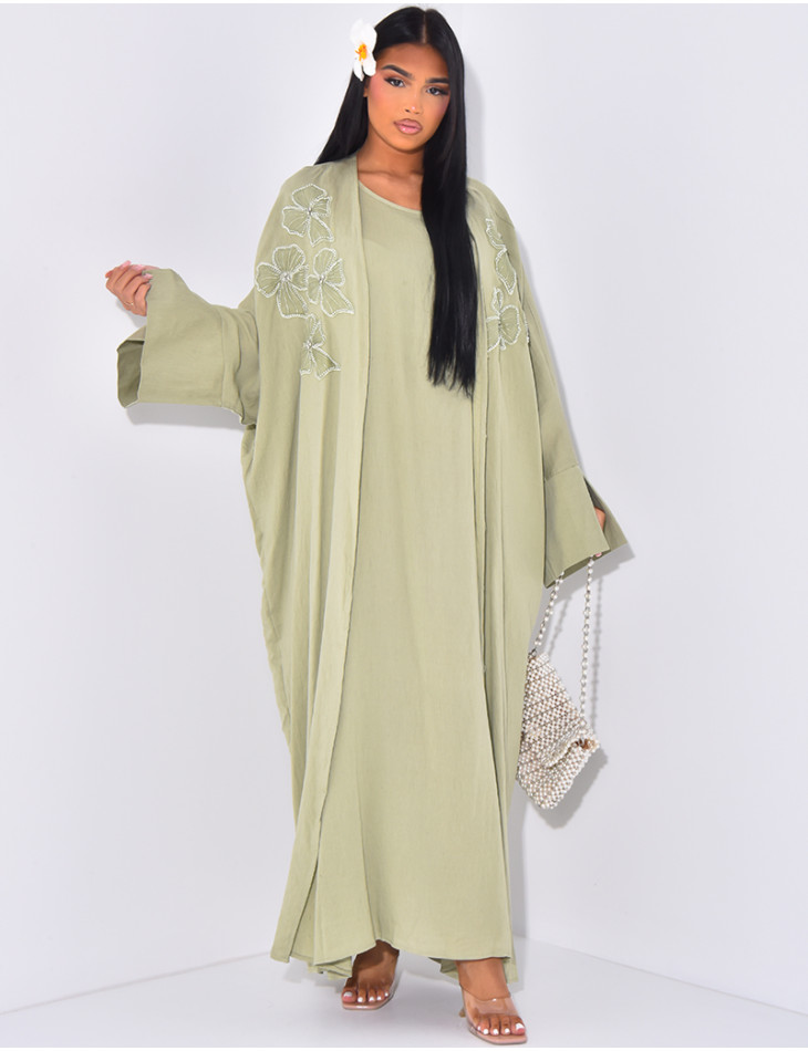 Ärmelloses Kleid und bestickter Kimono aus Leinen