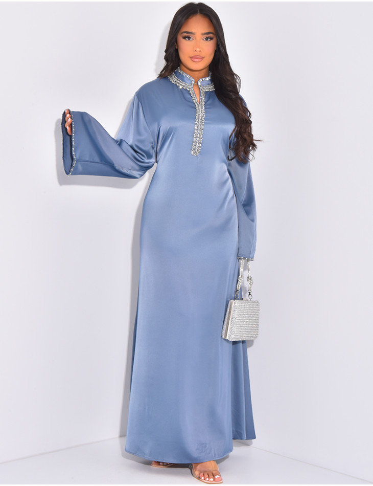 Hochwertige Satin-Abaya mit handgestickten Kristallen und Taillengürtel