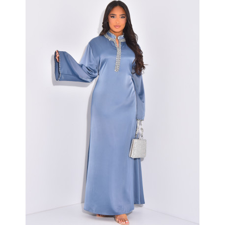 Hochwertige Satin-Abaya mit handgestickten Kristallen und Taillengürtel