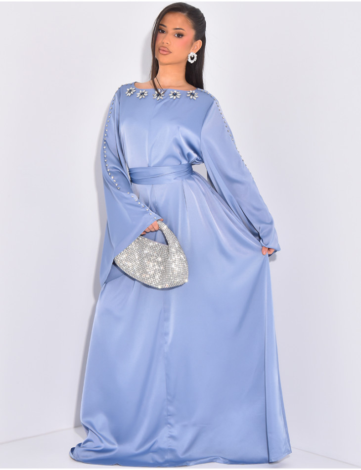 Abaya premium en satin à cristaux au col et ceinture