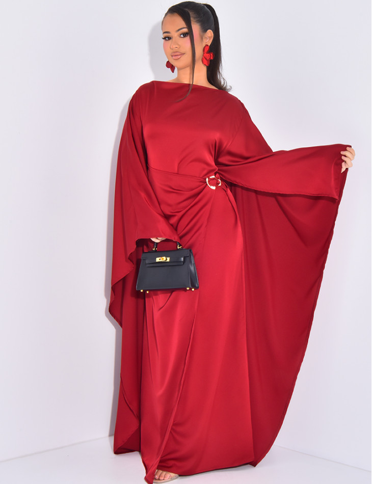 Robe à cape au dos et bijoux à la taille