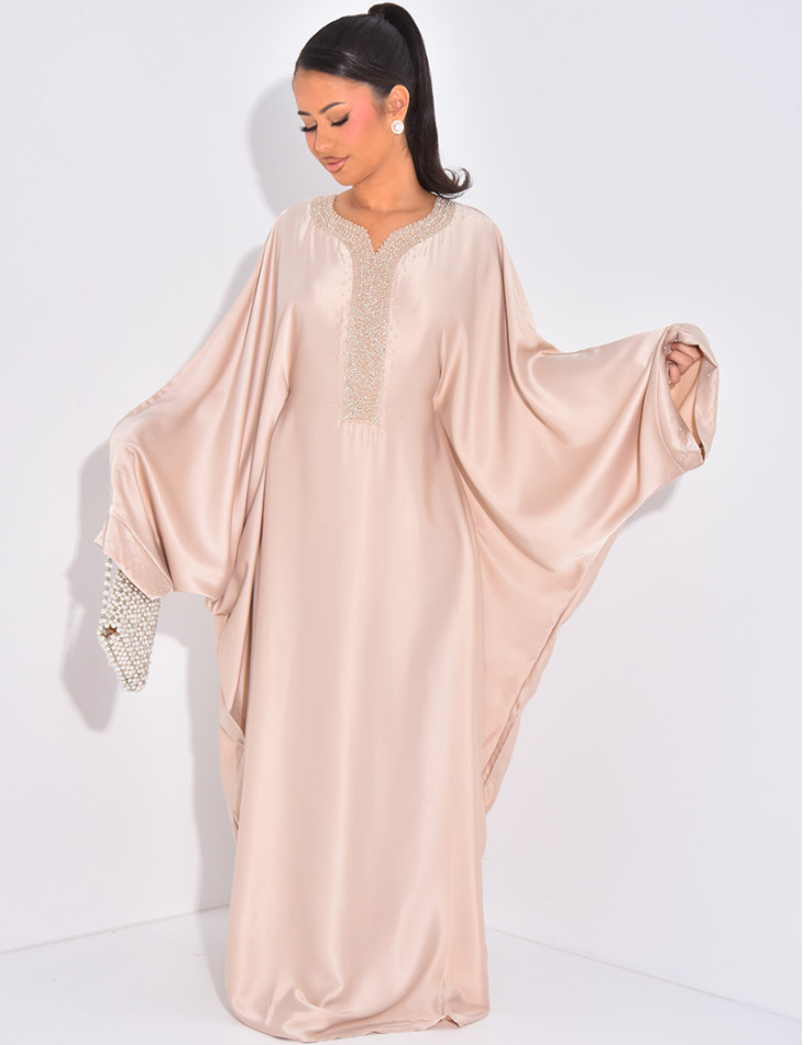 Premium-Abaya aus Satin mit handbestickten Perlen.