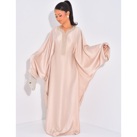 Premium-Abaya aus Satin mit handbestickten Perlen.